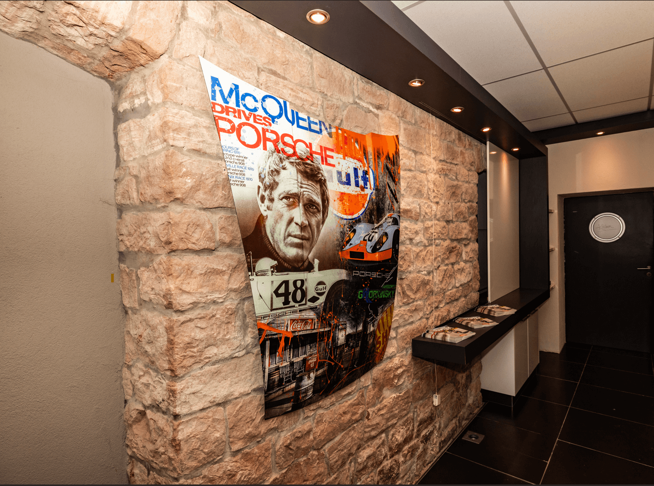 Steinwand mit lebendigem Poster einer Vintage-Illustration