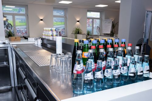 Küche mit Erfrischungsgetränken und Gläsern in einem gut beleuchteten Raum.